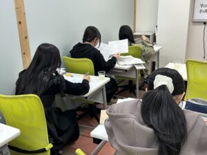【本部校】祝日なのにみんな偉すぎる〜!差し入れのお菓子でもう一踏ん張り!